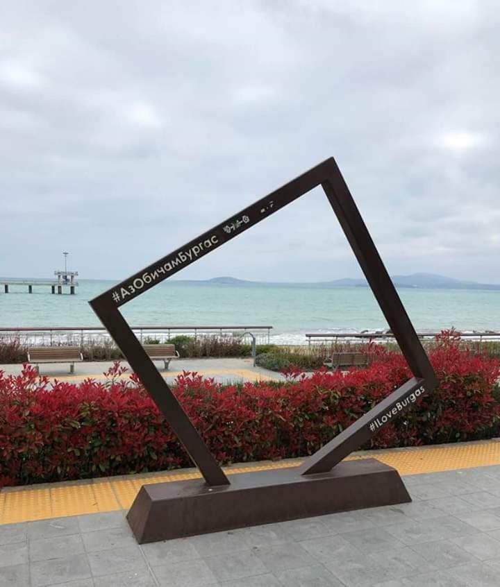Апартамент Зорница Lägenhet Burgas Exteriör bild